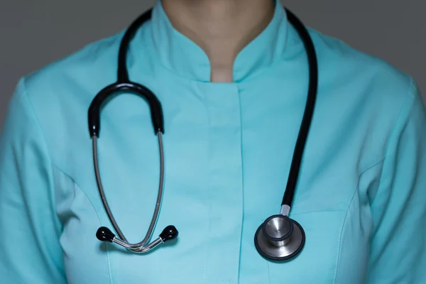 Doktor stetoskop giyiyor — Stok fotoğraf