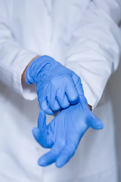 Médico manos en guantes en el trabajo — Foto de Stock