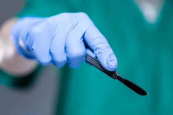 Mão de médico segurando bisturi — Fotografia de Stock