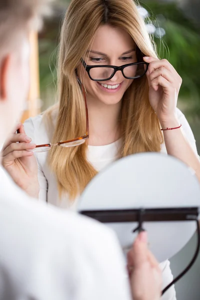 Frau wählt neue Brille — Stockfoto