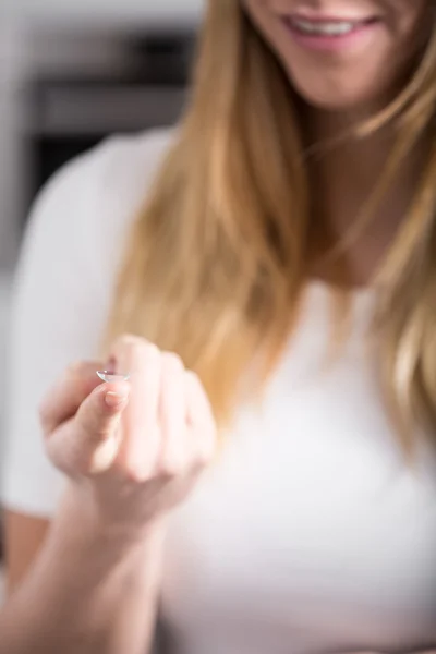 Женщина держит контактные линзы — стоковое фото