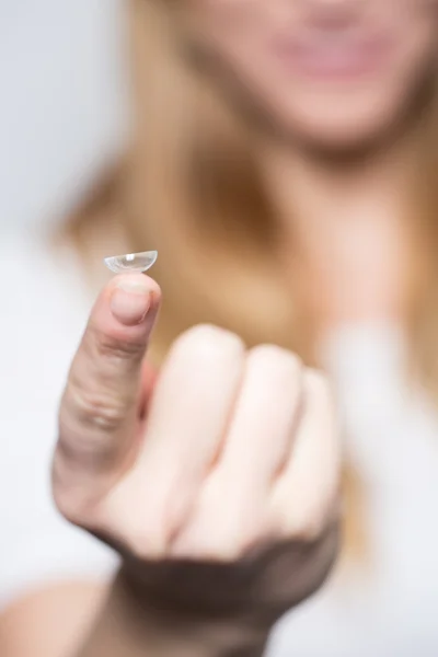 Contact lens op een vinger — Stockfoto