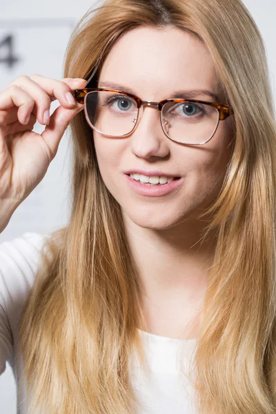 Kvinna med myopi bär glasögon — Stockfoto