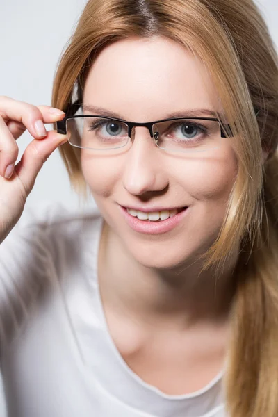 Krásy dívka, která nosí brýle — Stock fotografie