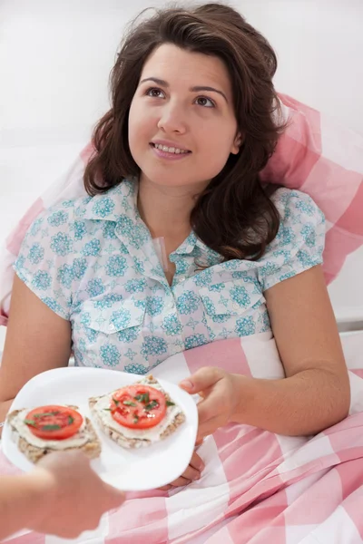 Paciente del hospital recibe un delicioso desayuno — Foto de Stock