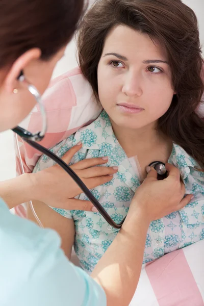 Eine Krankenschwester untersucht ein junges Mädchen — Stockfoto