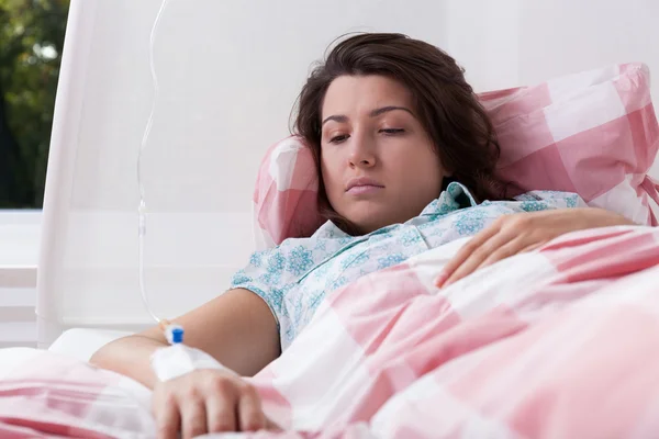 Young woman having intravenous therapy — Stock Photo, Image