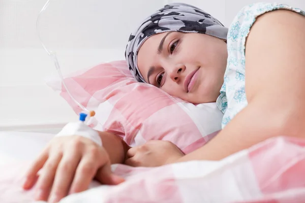 Menina cheia de esperança durante a quimioterapia — Fotografia de Stock