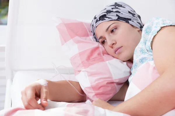 Cancer girl lying in hospital — Stock Photo, Image