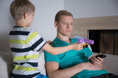 Bloklar gösterilen çocuk