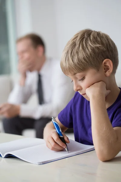 Niño estudiando en el salón — Foto de Stock