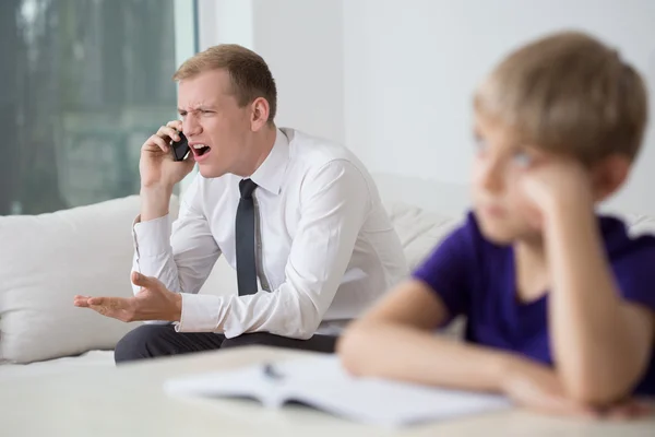 Far pratar telefonen — Stockfoto