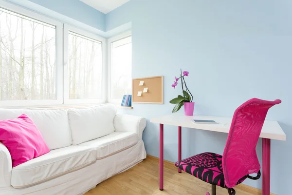 Bescheiden girl's appartement — Stockfoto