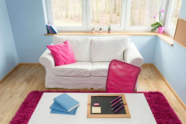 Kleine Tafel auf dem Schreibtisch — Stockfoto