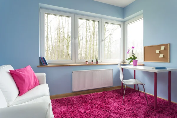 Weißes und rosa Zimmer — Stockfoto