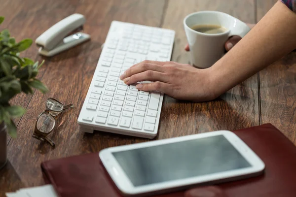 Mecanografía femenina en el teclado — Foto de Stock