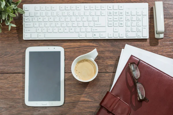 Клавиатура, смартфон и чашка кофе — стоковое фото