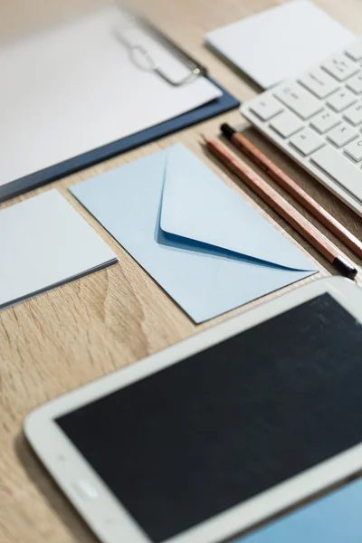 Smartphone y papelería de oficina — Foto de Stock