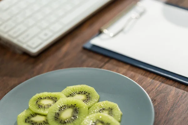 Kiwi sul piatto — Foto Stock