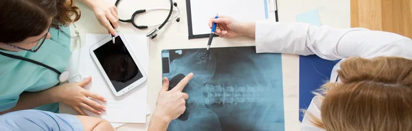 Médicos analisando radiografia da pelve — Fotografia de Stock