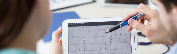 Moderne cardiologen elektrocardiogram analyseren — Stockfoto