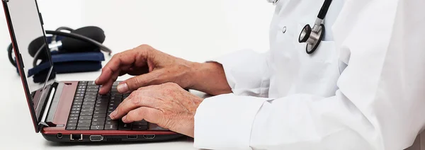 Medico utilizzando laptop al lavoro — Foto Stock