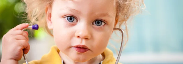 Симпатичный малыш со стетоскопом — стоковое фото