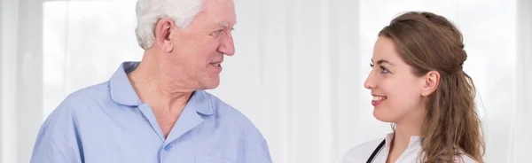 Hombre anciano y su médico —  Fotos de Stock