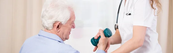 Oudere patiënten opleiding met dumbbell — Stockfoto