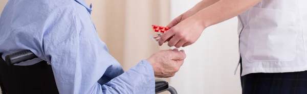 Enfermera que da medicamentos al paciente —  Fotos de Stock