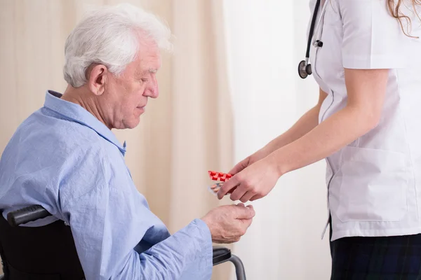 Medico che dà medicamento paziente — Foto Stock