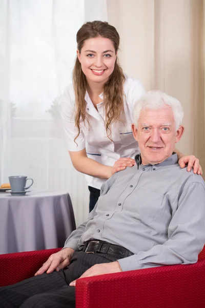 Assistente sociale e senior — Foto Stock