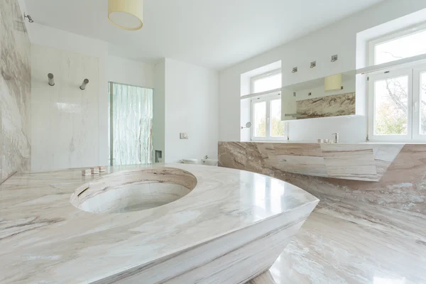 Ванная комната в античном стиле — стоковое фото