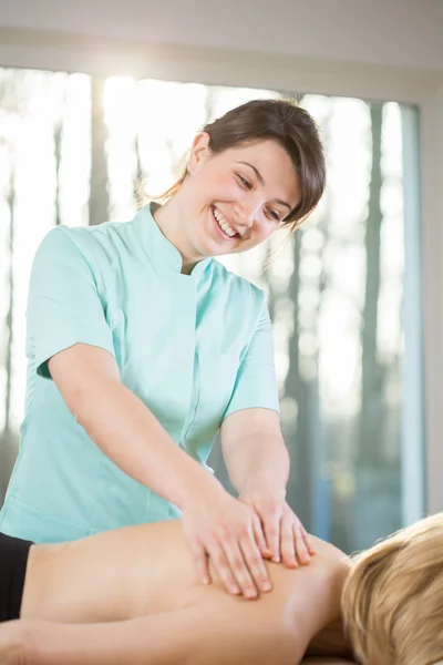 Lachende vrouw masseur — Stockfoto