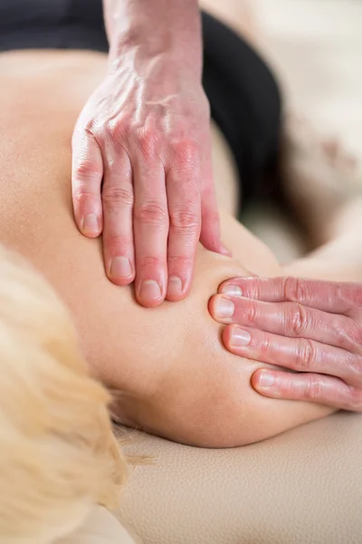 Physiotherapist treating soft tissues — Stock Photo, Image