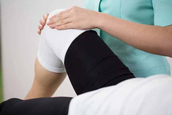 Orthopedic diagnosing painful knee — Stock Photo, Image