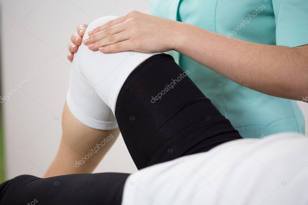 Orthopedic diagnosing painful knee