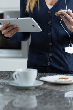 Sandviç yeme sırasında tablet kullanma