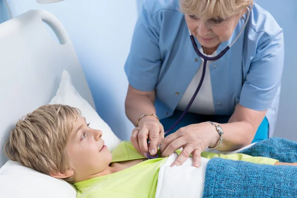 Junge bei der Prüfung — Stockfoto