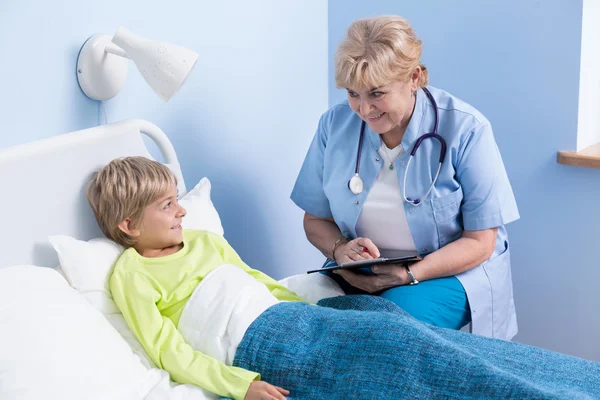 Kinderarzt und kranker Patient — Stockfoto