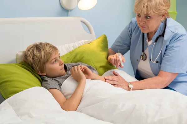 Barnläkare med spruta — Stockfoto