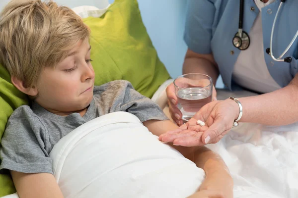 Kinderarzt gibt Patienten Medizin — Stockfoto