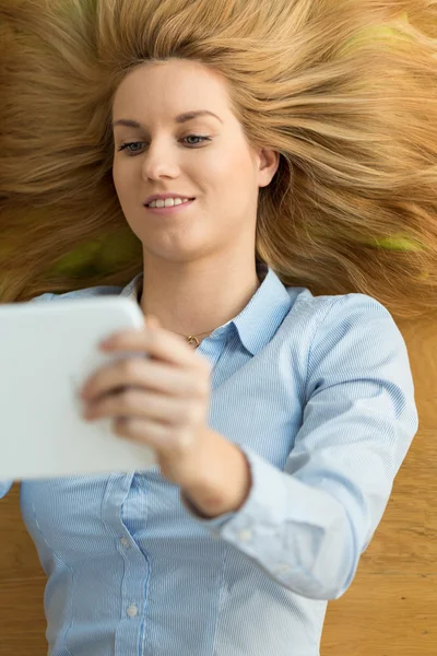 Söka på internet på en Tablet PC — Stockfoto