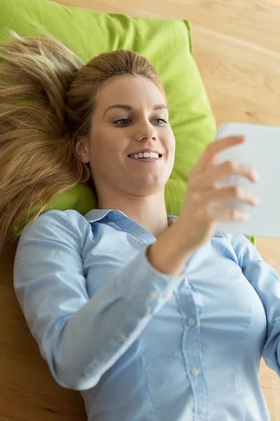 Tablet usado por mulher feliz — Fotografia de Stock