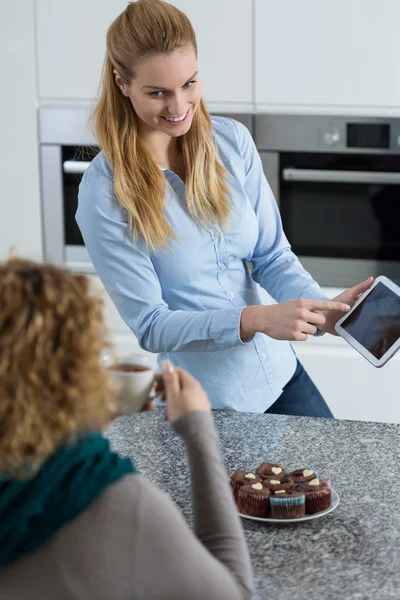 Vrouwelijke vergadering in de keuken — Stockfoto