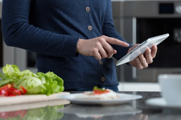 Suche nach Rezept auf dem Tablet — Stockfoto