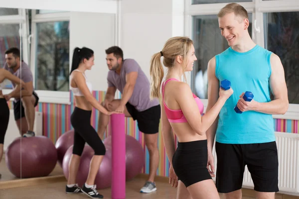 Flirten tijdens fitness klassen — Stockfoto