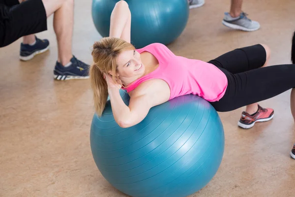 Meisje op de fitness bal — Stockfoto