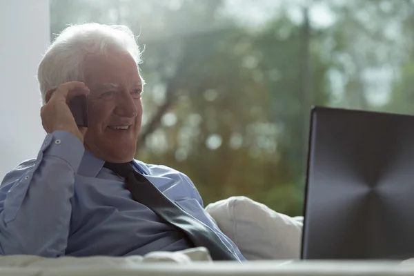 Senior zakenman die op een laptop werkt — Stockfoto