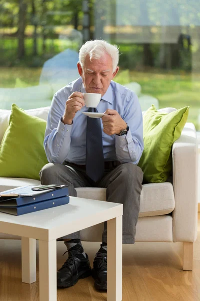 Senior-Geschäftsmann trinkt Kaffee — Stockfoto